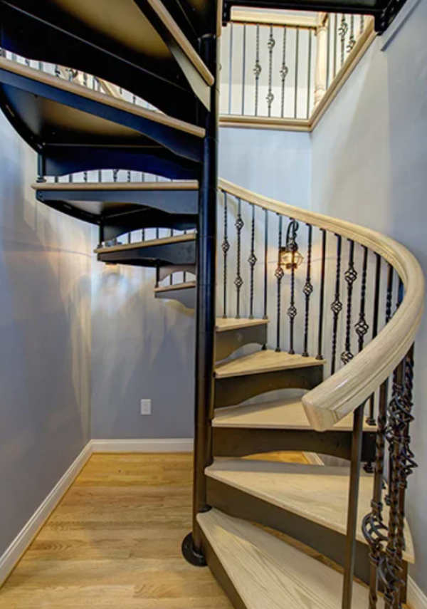 Tangga dalam ruangan dengan tangan pagar berbentuk spiral